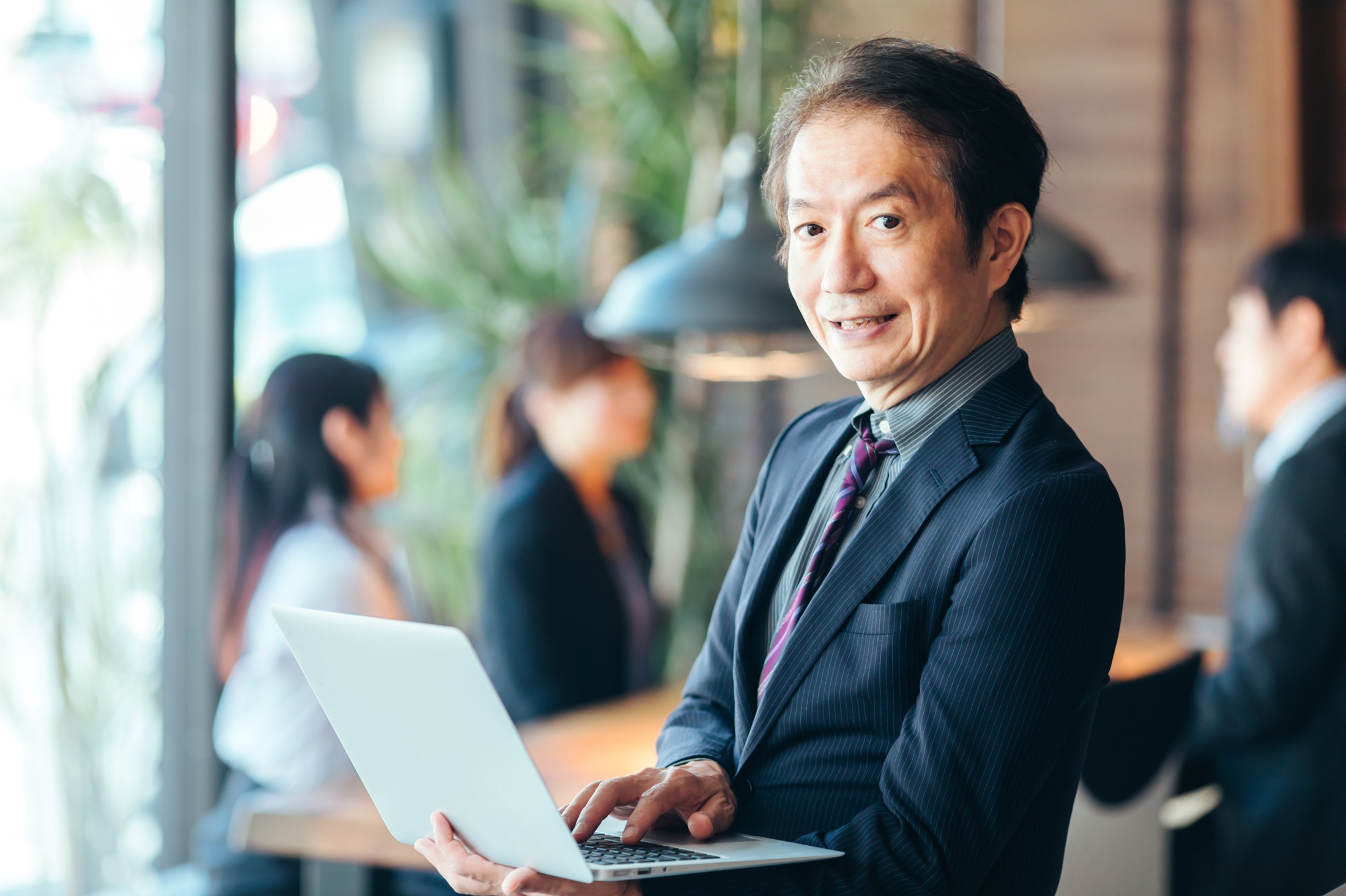 会社の課題について相談する経営者